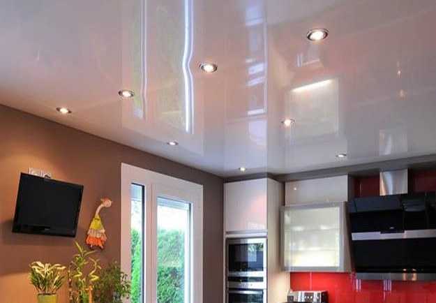 Какие натяжные потолки лучше для кухни: матовые или глянцевые?