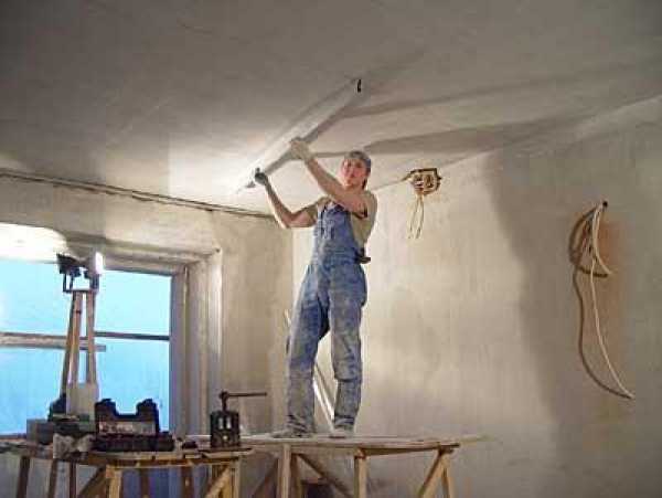 Как выровнять потолок гипсокартоном, осуществив его прикручивание или приклеивание