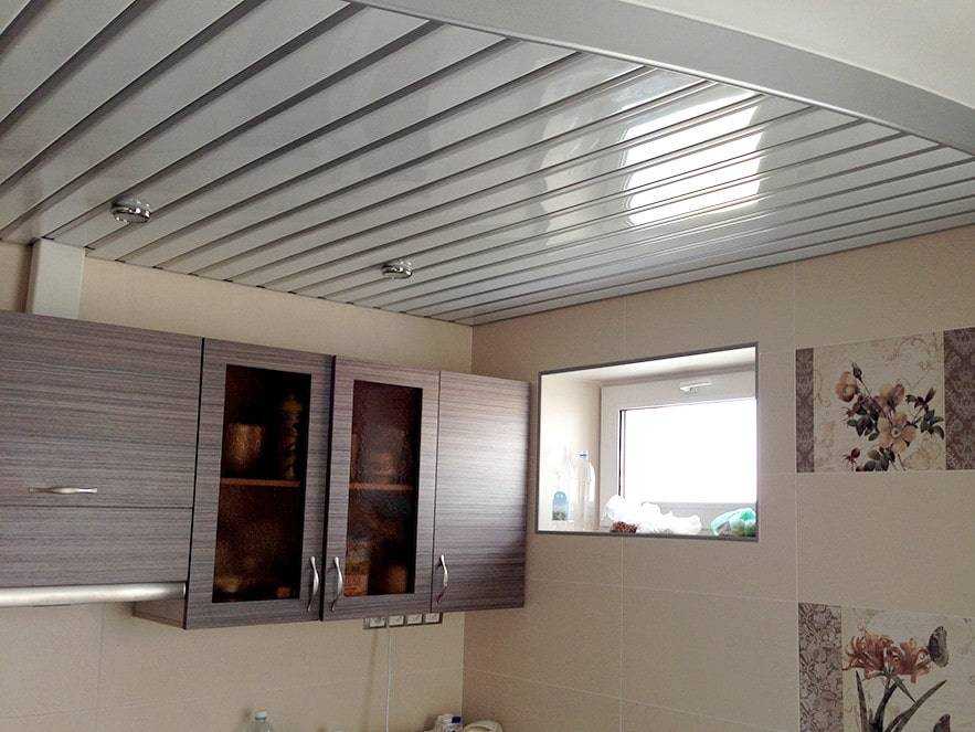 Реечный потолок: 100+ фото, примеры в кухне, ванной, туалете, балконе, прихожей, гостиной
