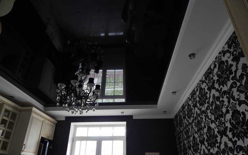 Глянцевые натяжные потолки (54 фото): плюсы и минусы цветных вариантов, расцветка для спальни, черный цвет в интерьере, отзывы