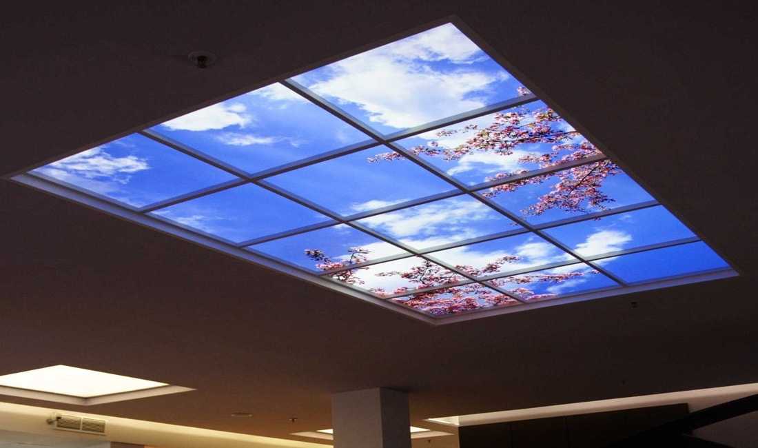 Стеклянный потолок с подсветкой: используемые материалы и варианты крепления
