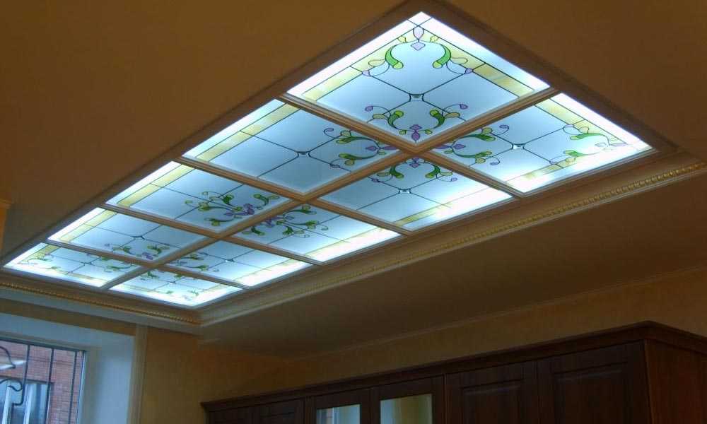 Стеклянный подвесной потолок, особенности матового и прозрачного материала, как правильно выбрать стекловолокно