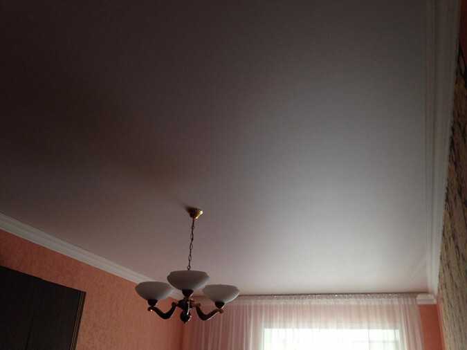 Белый натяжной потолок на кухне: глянец или мат, пленка или ткань?