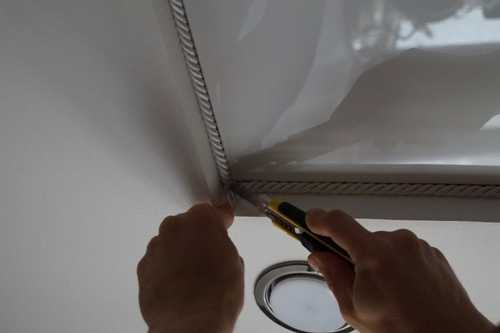 Маскировочная лента для натяжных потолков: декоративная потолочная лента, как вставить окантовку, вставку на натяжной потолок, что такое маскирующая лента, монтаж