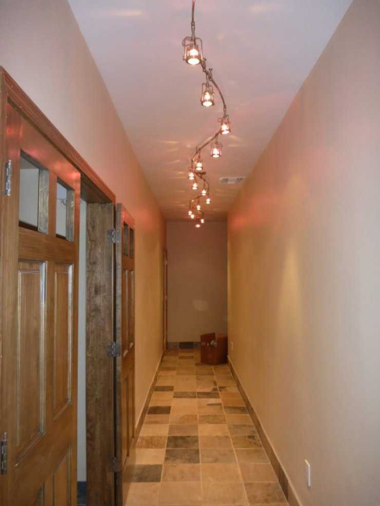 Варианты освещения коридора и прихожей с натяжным потолком