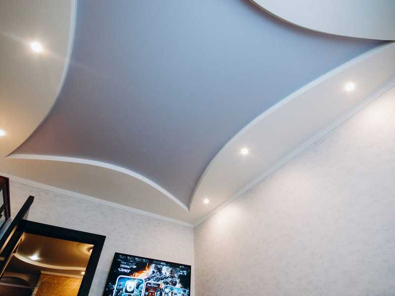 Как используют натяжной потолок сатиновый в разных помещениях, виды и характеристики материала
