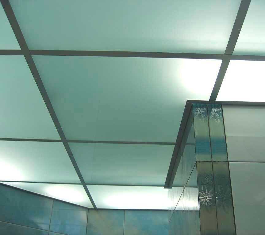 Подвесной потолок из стекла с подсветкой
