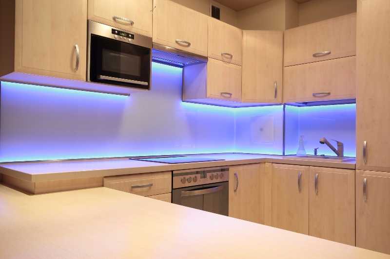 Светодиодная подсветка кухни – особенности монтажа, выбор кабеля, выключателя и блока питания, схемы подключения ленты к проводам