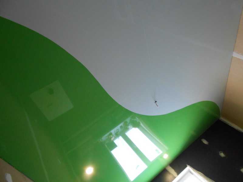 Спайка натяжных потолков (27 фото): криволинейная пайка черно-белых полотен и прямолинейная, станки для пайки и схема