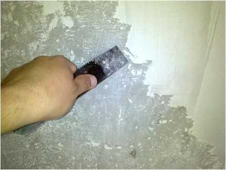 Смыв побелки с потолка своими руками: как очистить старое покрытие перед покраской, снять клейстером быстро и без грязи, удалить с помощью бумаги и иных средств?