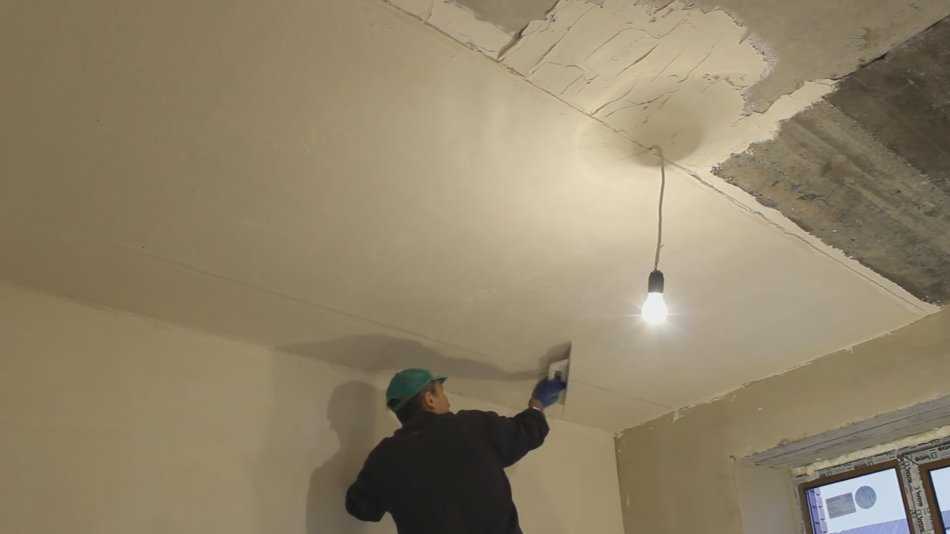 Как выровнять потолок под покраску — штукатурка, шпаклевка, подвесная конструкция