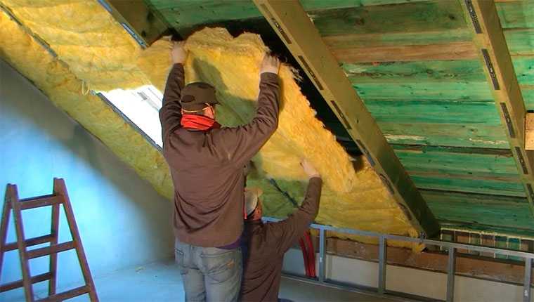 Как правильно утеплить потолок, монтаж утеплителя на потолок под холодной крышей