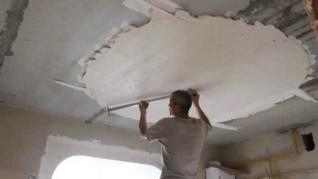 Как штукатурить потолок 