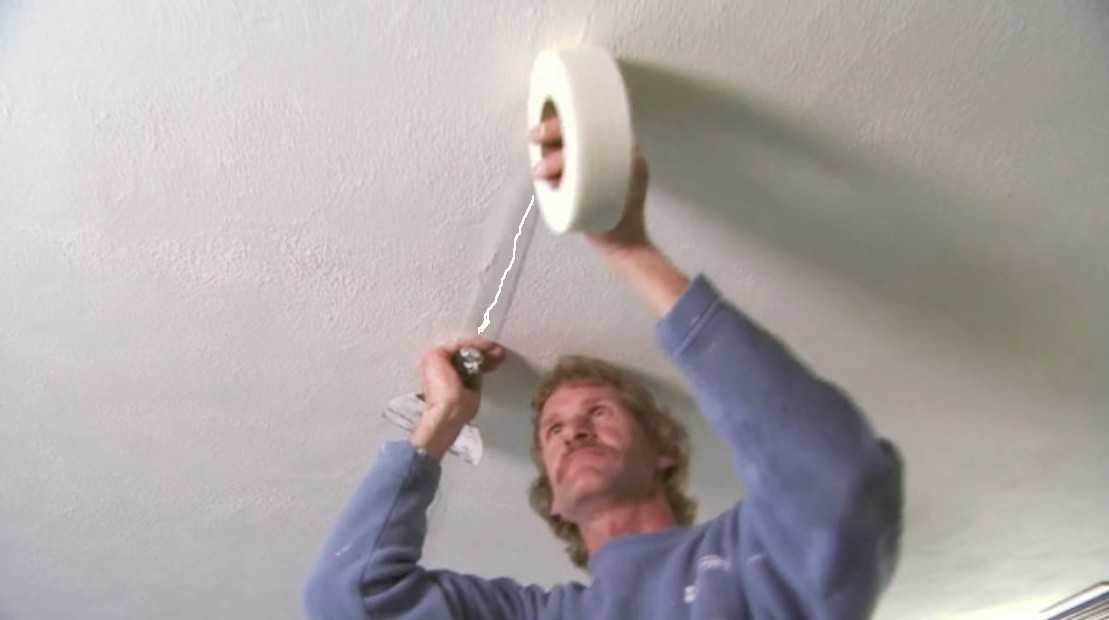 Как заделать швы между панелями на потолке самому
