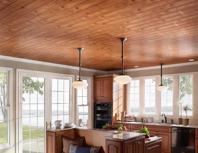 Деревянный потолок в доме — выбор обшивки и обустройство