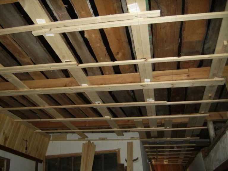 Деревянный реечный потолок (29 фото): подвесной потолок из планок дерева с промежутками, отделка потолочного покрытия рейками