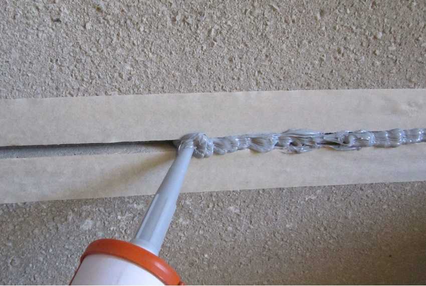 Заделка швов между плитами перекрытия – как заделать швы, трещины и отверстия на потолке, чем замазать стыки плит, материалы, этапы работ