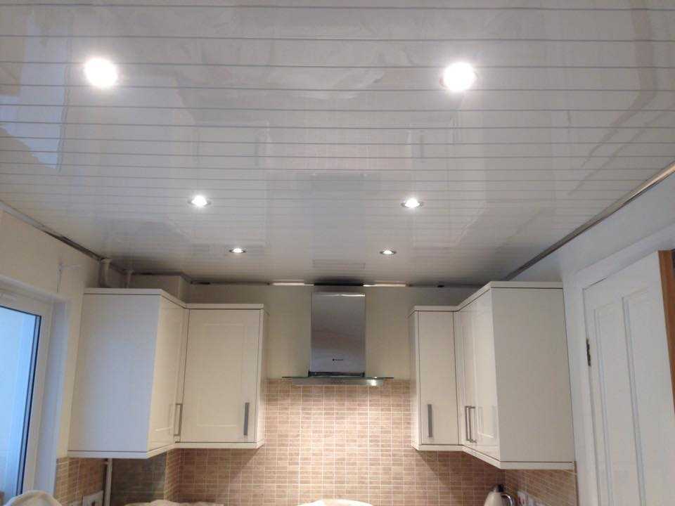 Потолок на кухне из пластика. ремонт кухни пвх панелями: в чем плюсы материала и как установить своими руками