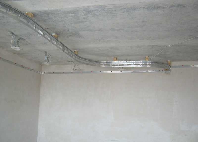 Потолок из гипсокартона с подсветкой: как сделать своими руками 2-х уровневый с подсветкой или вмонтировать освещение в натяжной потолок по периметру со светодиодной лентой