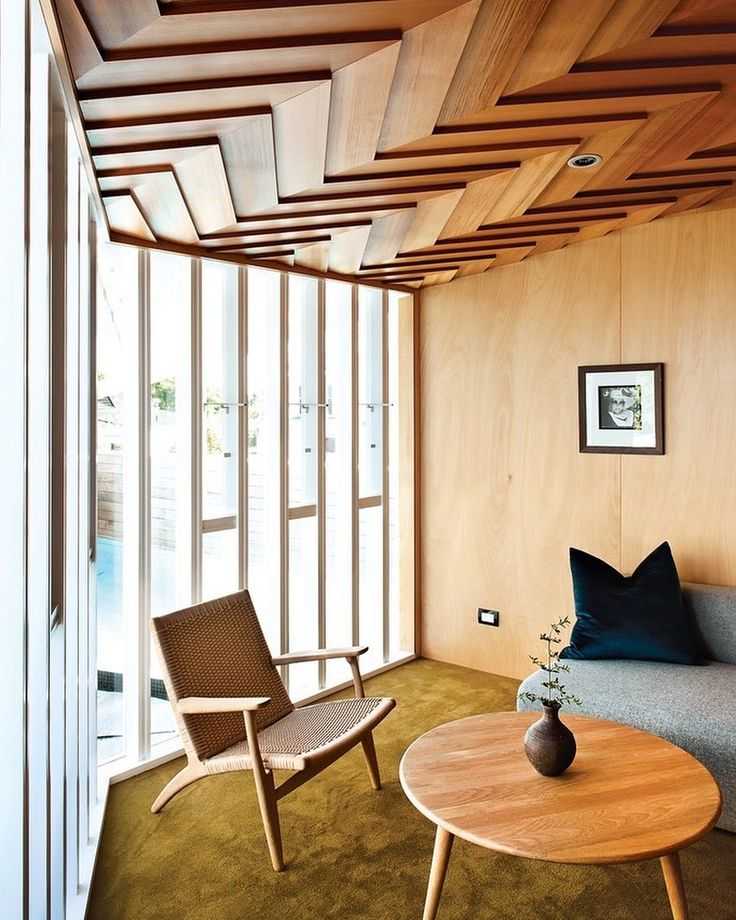 Деревянные реечные потолки: преимущества и особенности