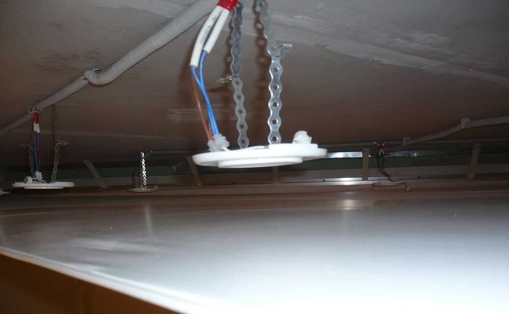 Установка люстры на натяжной потолок