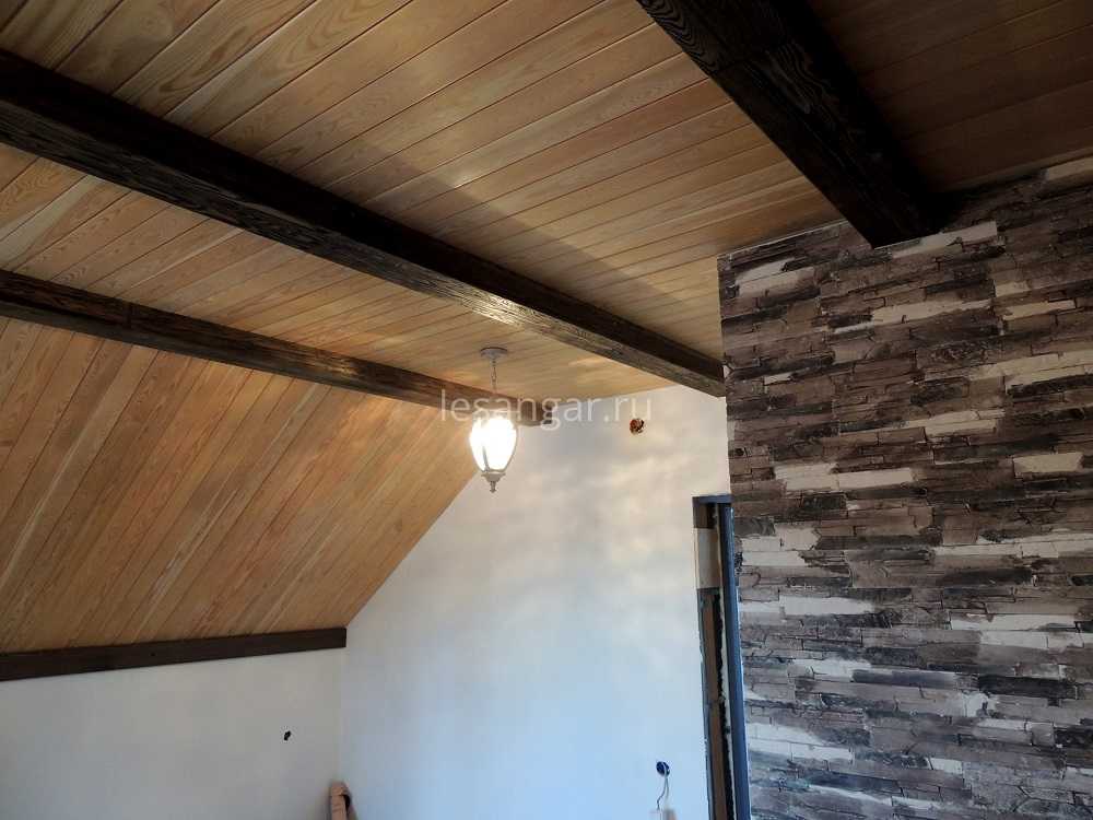 Чем обшить потолок в деревянном доме внутри