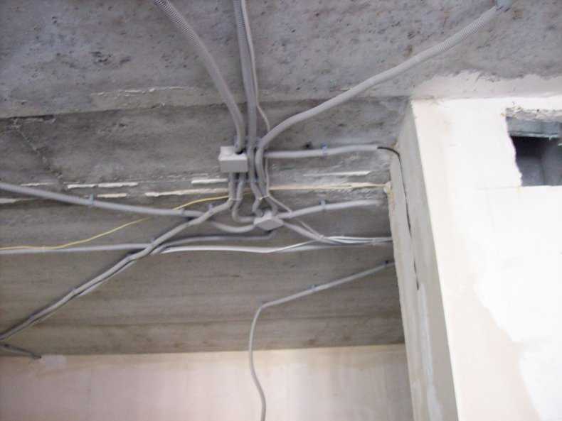 Монтаж проводки по потолку для разных перекрытий