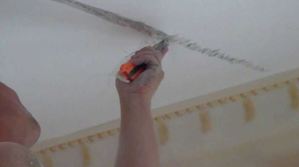 Заделка швов на потолке, как устранить межплиточные щели, фото и видео примеры