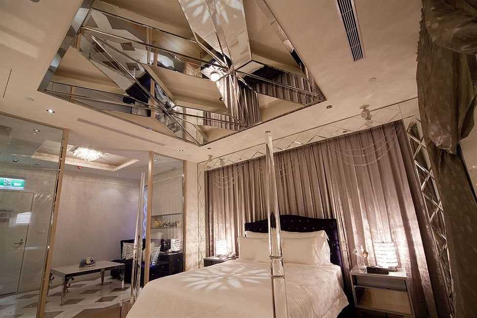  натяжной потолок в спальне по бокам кровати в интерьере - 17 .