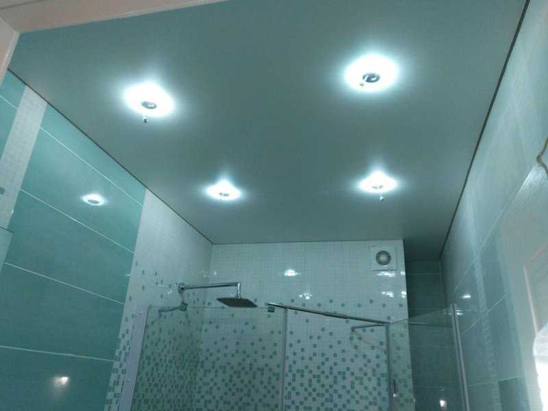 Что необходимо учесть при выборе и установке точечных светильников в ванную комнату