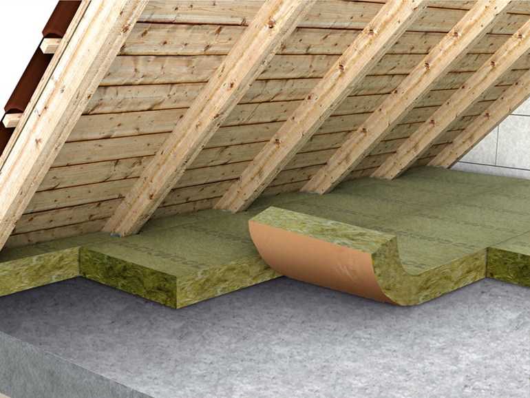 Как правильно и чем утеплить потолок в деревянном доме с холодной крышей