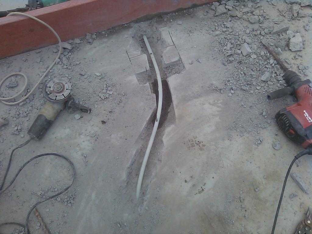 Что делать если появились трещины в стяжке пола Если повреждения сильные, а бетон не качественный, то однозначно менять Если же дефекты локальные, то можно отремонтировать