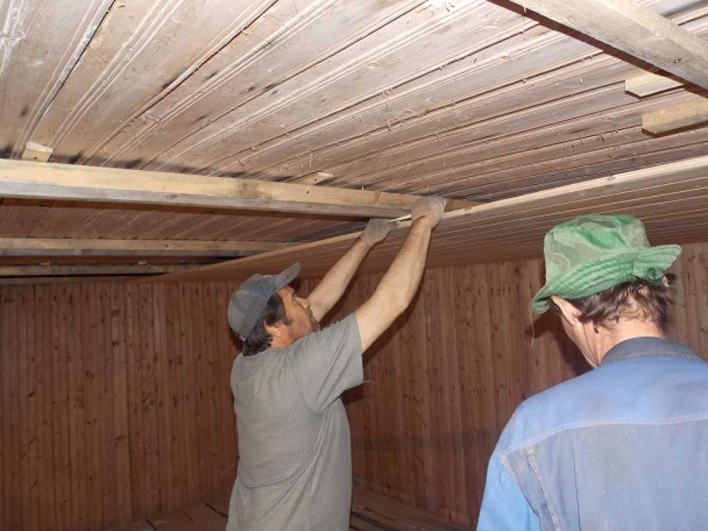 Как сделать потолок из вагонки – выбор материала, пошаговое руководство по обшивке потолка
