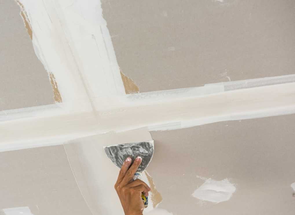 Как выровнять потолок шпаклевкой из гипсокартона если он покрашен