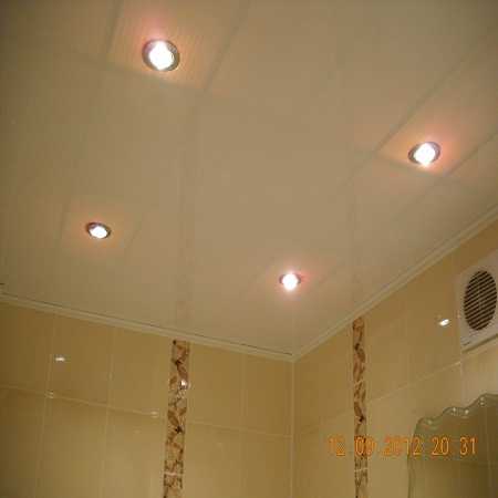 Освещение в ванной комнате с натяжным потолком: примеры и фото