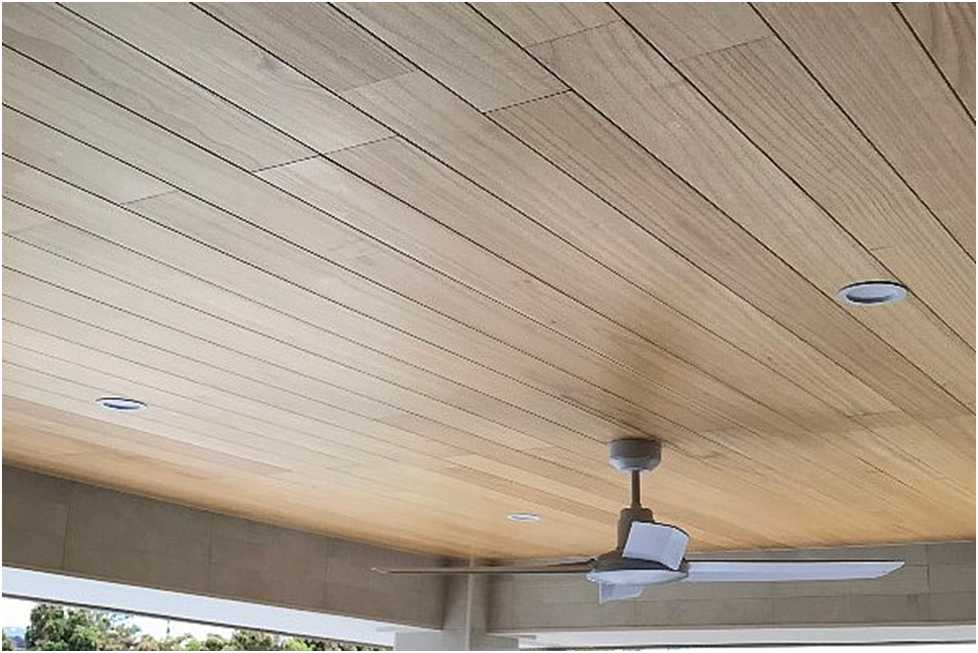 Отделка потолка в деревянном доме: варианты материалов, покрытие своими руками