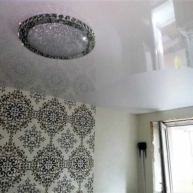 Белый натяжной потолок на кухне: глянцевый или матовый, пленка или ткань? (+15 фото)