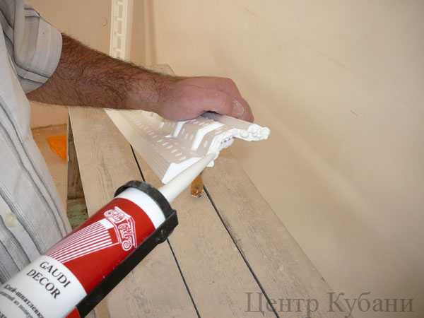 Как крепить потолочный плинтус: к панелям, обоям, натяжному потолку, поэтапная инструкция | ремонтсами! | информационный портал
