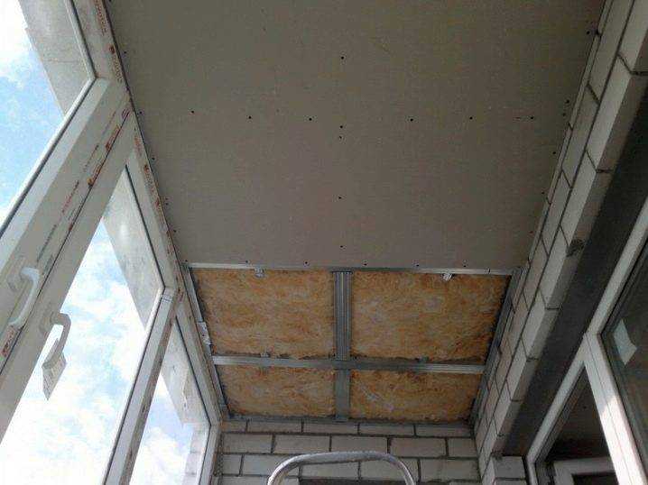 Из чего и как сделать потолок на балконе