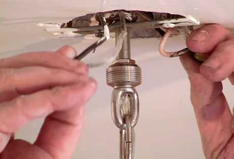 Как установить люстру на натяжной потолок: крепление на монтажную планку или крюк