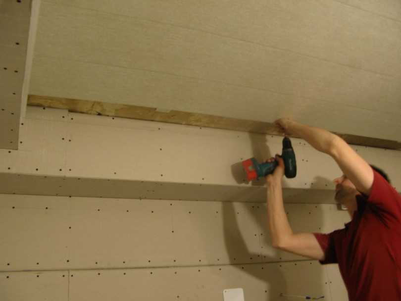 Как самому сделать потолок из пластиковых панелей: статья-инструкция — 40 фото