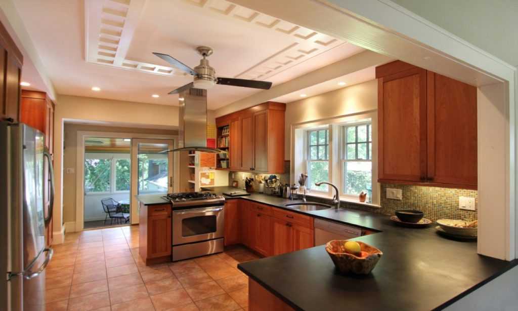 Какой потолок лучше сделать на кухне? три самых популярных варианта