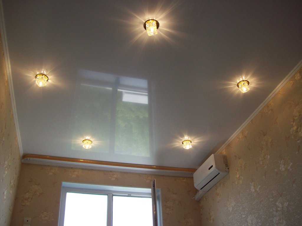 Как красиво расположить лампочки на натяжном потолке на кухне фото
