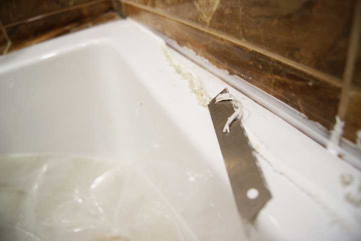 Как очистить старую ванну. Старый герметик в ванной. Отмыть силиконовый герметик с ванны. Серый герметик вокруг ванны. Силиконовый герметик для душевой кабины.