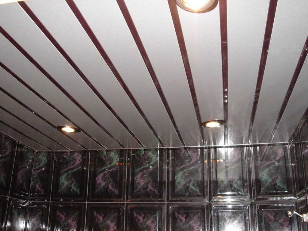 Отделка потолка пвх-панелями своими руками: пошаговая инструкция с фото и видео