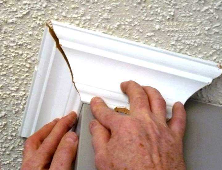 Как резать и клеить потолочный плинтус из пенопласта – пошаговая инструкция