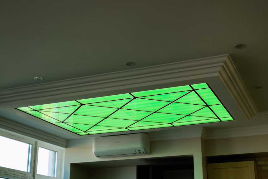 Стеклянный потолок (43 фото): что это такое, потолочное покрытие из оргстекла с подсветкой, матовые изделия из стекла со вставками