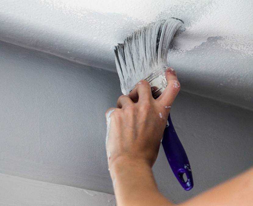 Хитрости покраски потолка водоэмульсионкой без разводов
