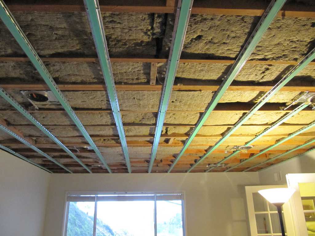Потолок в доме из бруса - какой выбрать?