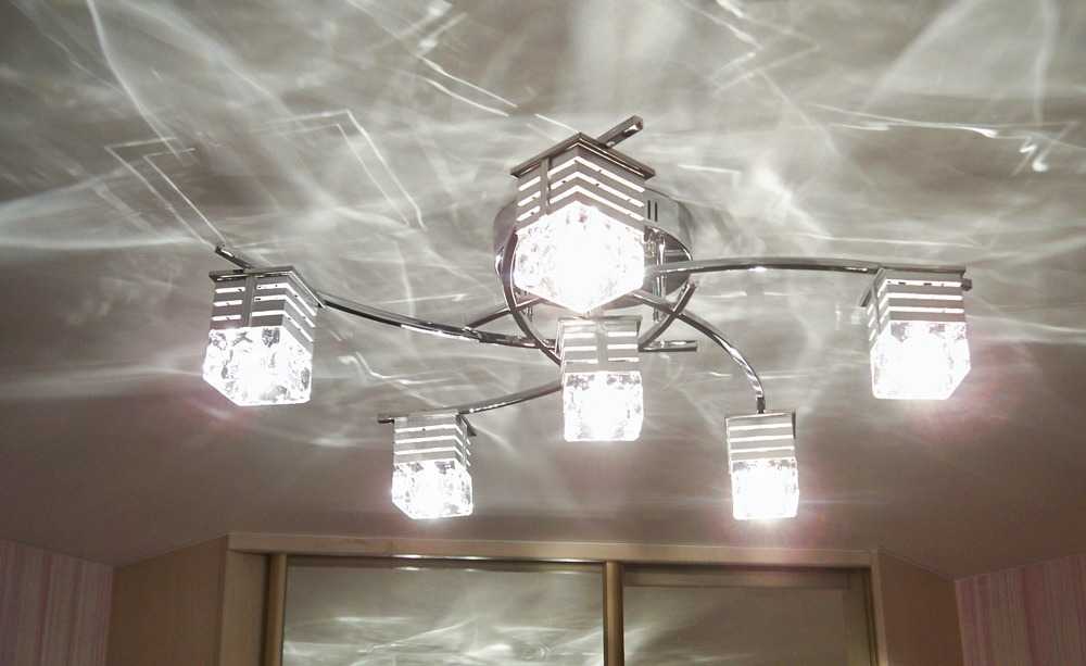 Люстры и другие светильники для натяжных потолков, особенности приборов .